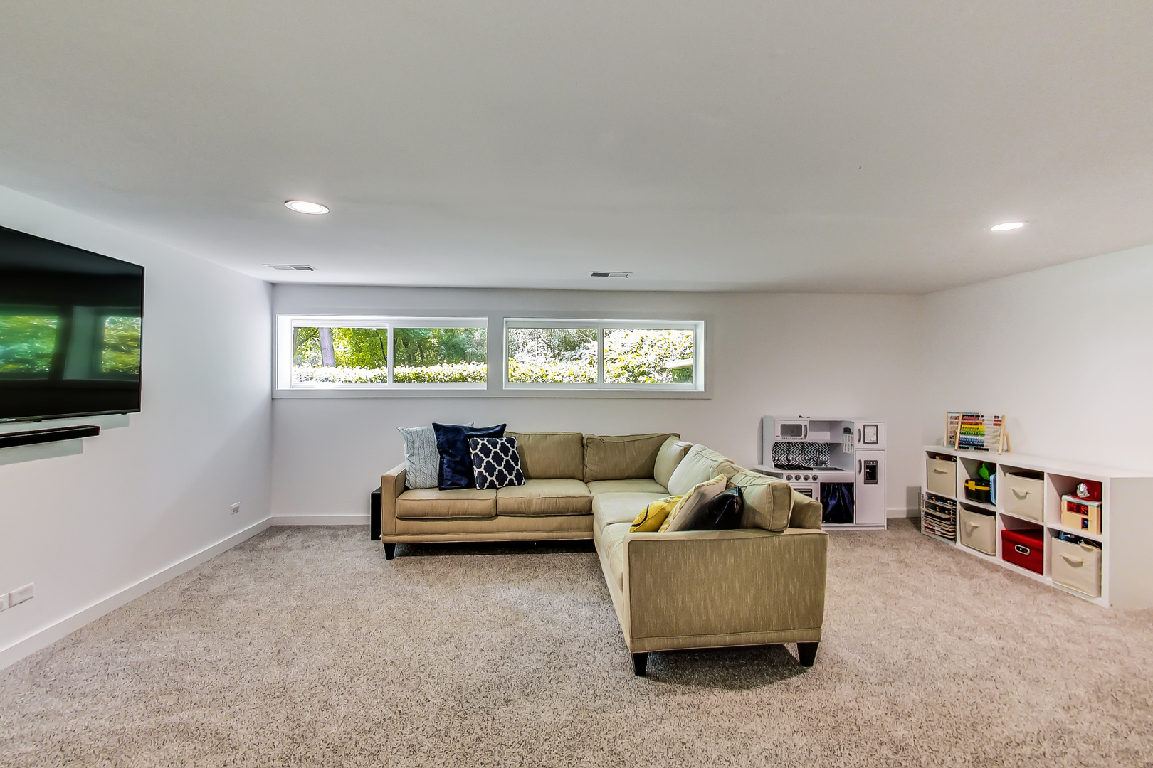 416 Maple Street Winnetka, IL 60093 - Photo 21 of 34 a living room with furniture and a flat screen tv