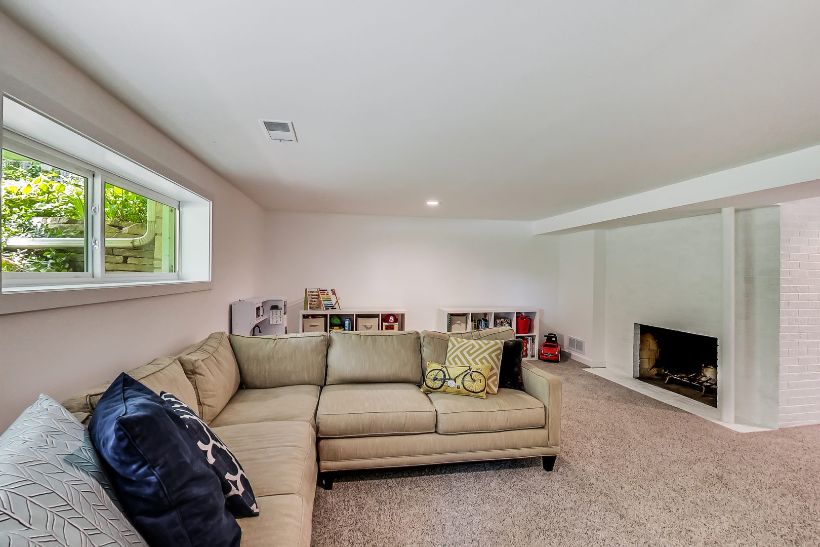 416 Maple Street Winnetka, IL 60093 - Photo 22 of 34 a living room with furniture and a fireplace