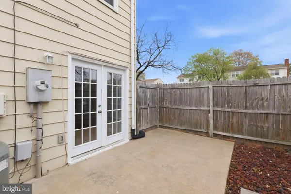 a view of a house with backyard and trees