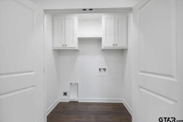 an empty room with closet and a ceiling fan
