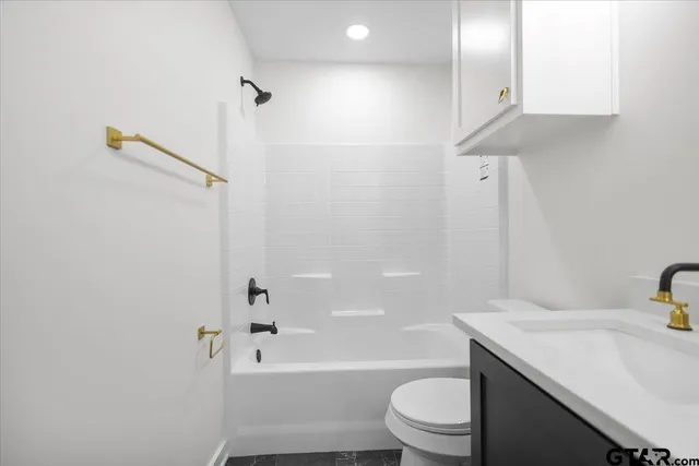 a view of an empty room with window and a ceiling fan