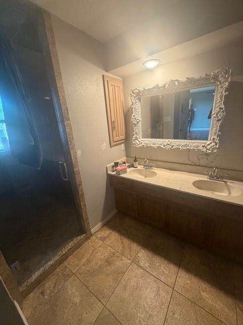 828 South Cockrell Hill Road Ovilla, TX 75154 - Photo 7 of 23 a view of bathroom with bathtub and shower