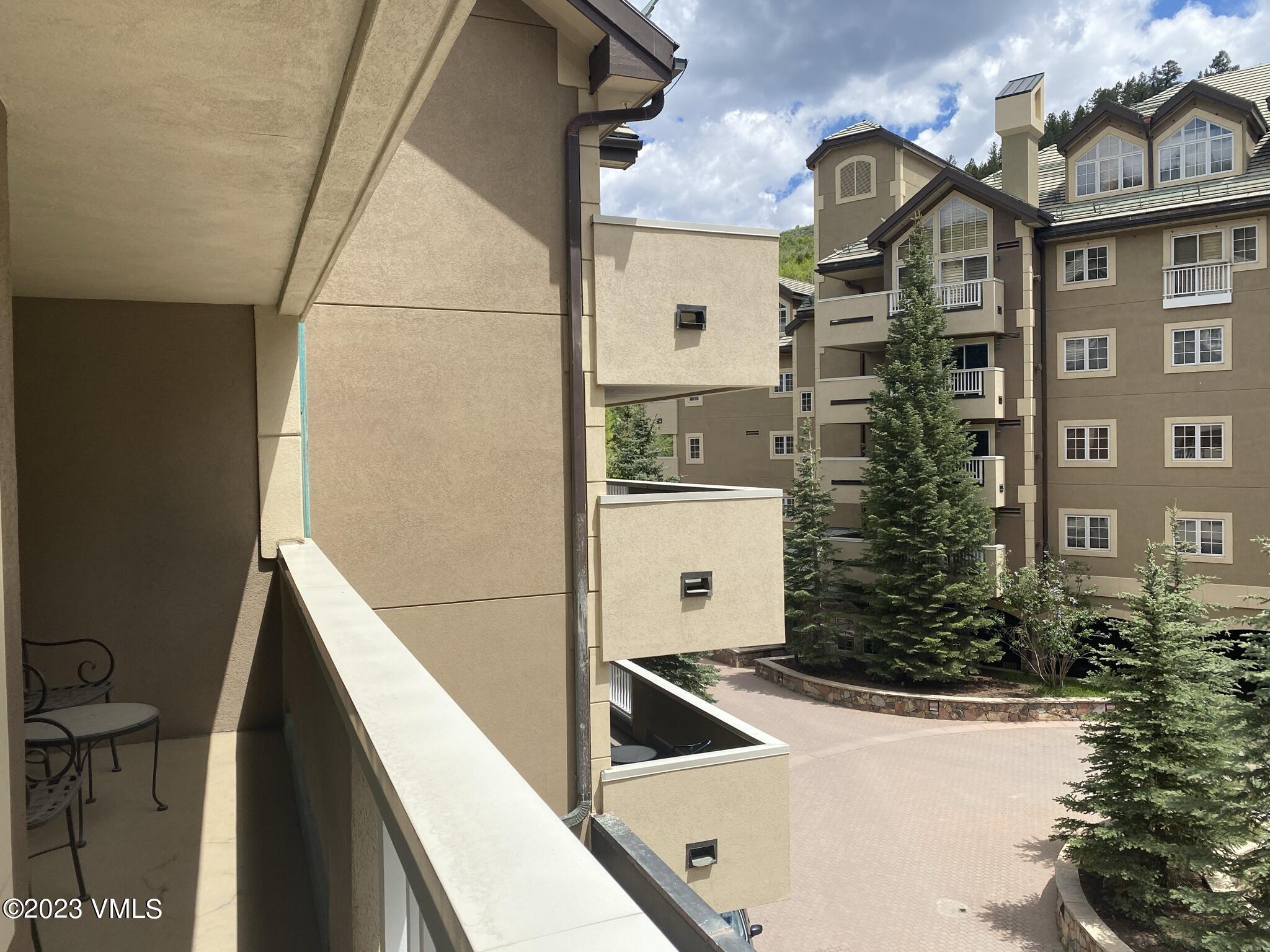 210 Offerson Road, Unit 208 WEEK 24 Beaver Creek, CO 81620 - Photo 3 of 27 a front view of a house with a yard