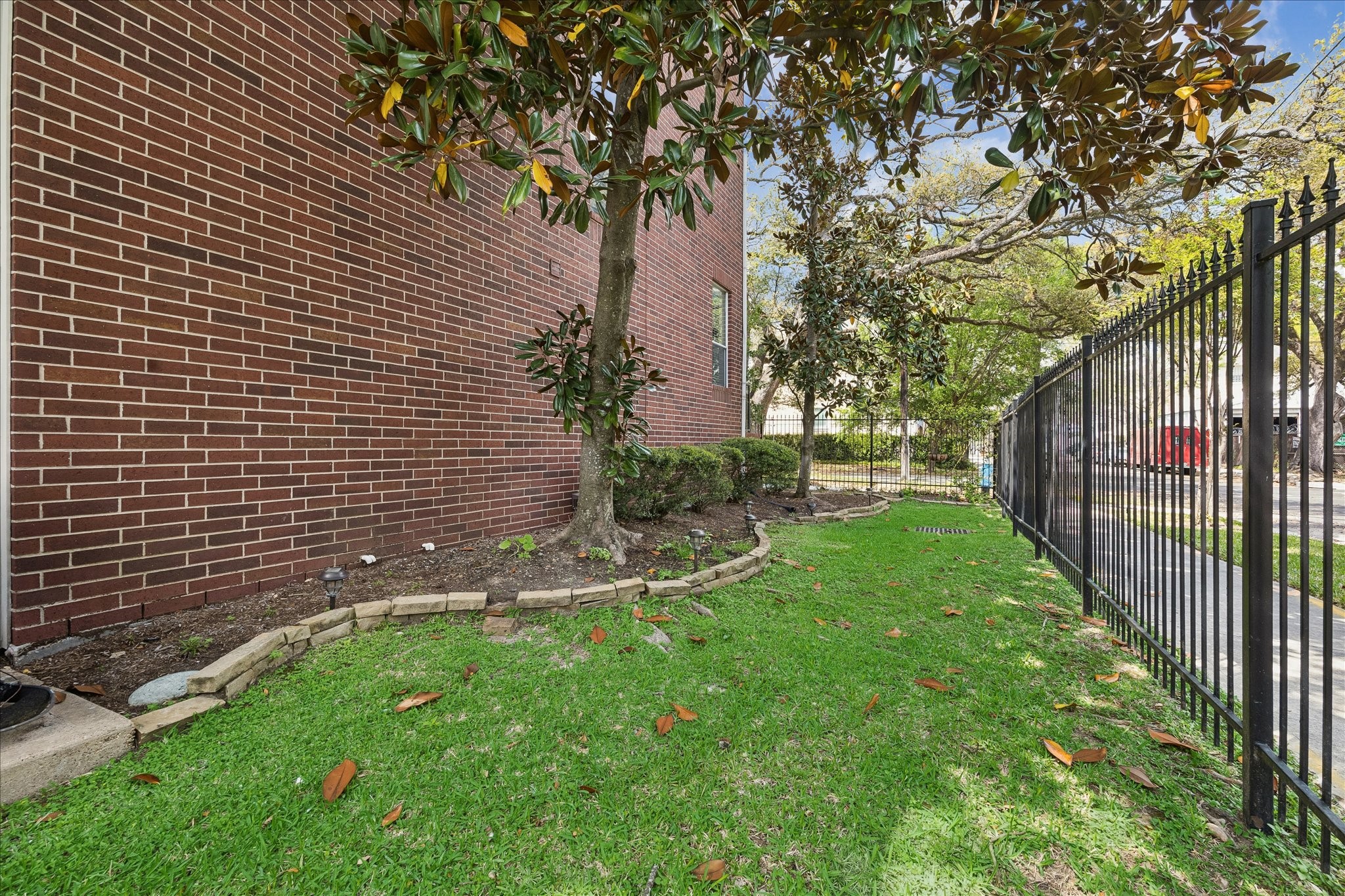 3001 Austin Street Houston, TX 77004 - Photo 21 of 26 Enjoy this outdoor green space.