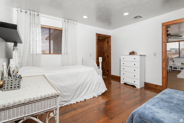 892 Cambridge Drive St. George, UT 84770 - Photo 38 of 65 Bright interior room featuring wood-finish flooring, white walls, a recessed ceiling light, and a window with blinds and sheer curtains