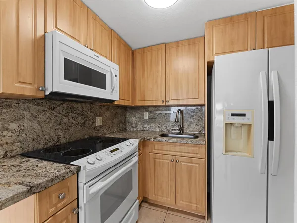 $1,900 | 241 Southeast 9th Avenue, Unit 104, Pompano Beach, FL 33060
