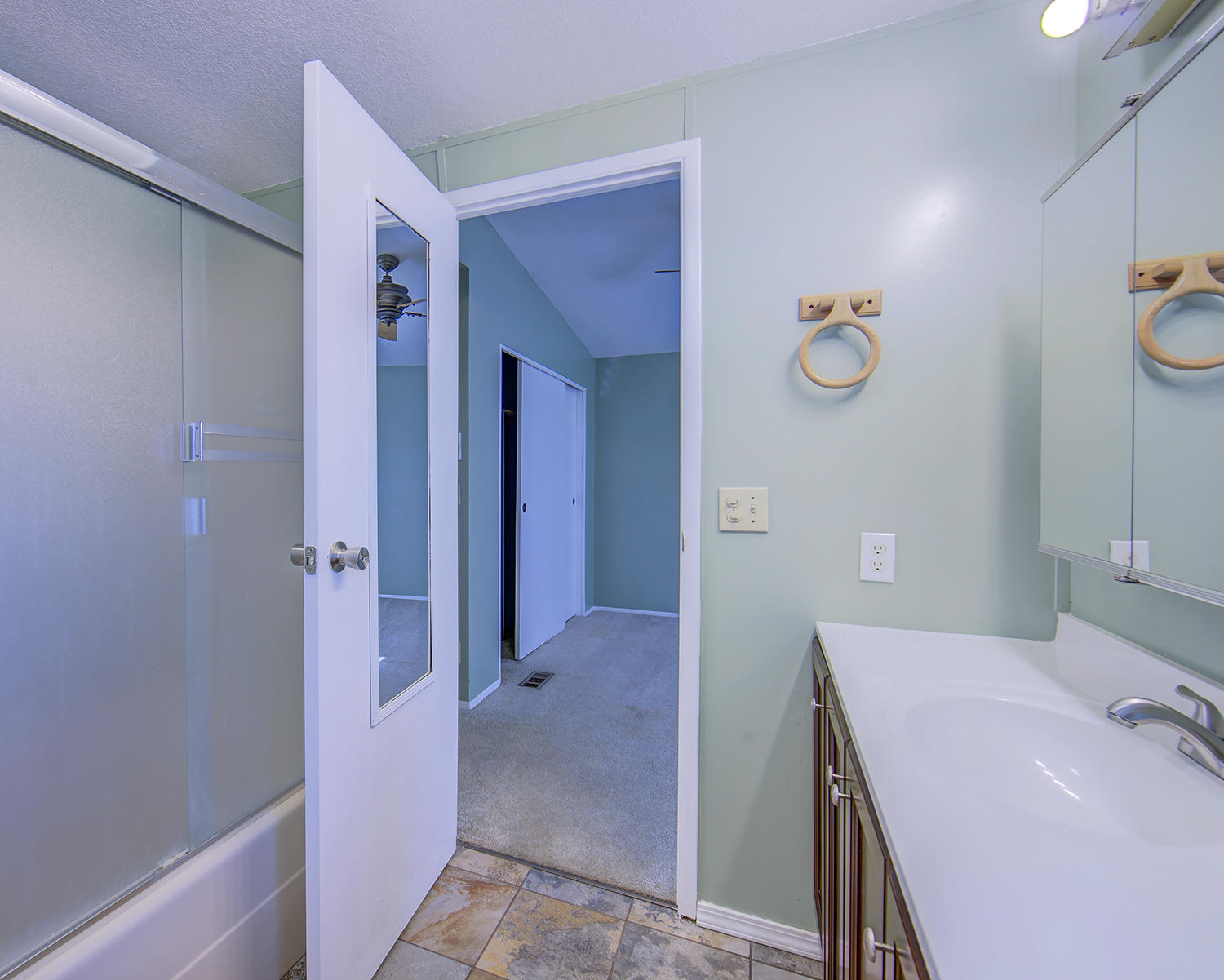 849 Carol Rae Medford, OR 97501 - Photo 14 of 32 Bathroom 2