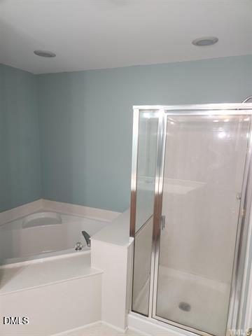 2630 Vega Court Raleigh, NC 27614 - Photo 4 of 17 a bathroom with a bathtub