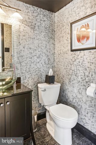 $320,000 | 250 South Reynolds Street, Unit 201, Alexandria, VA 22304