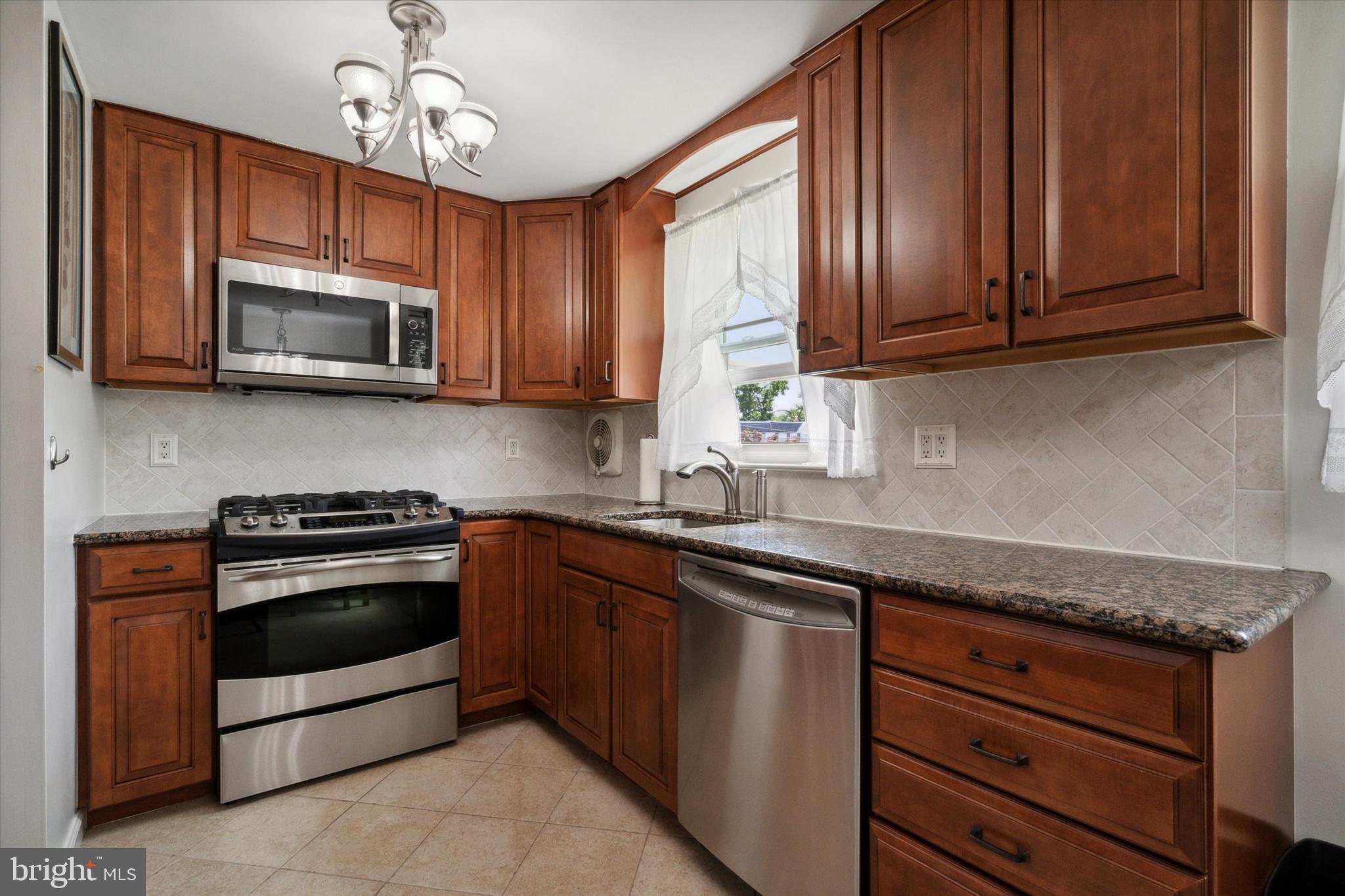 2765 Clayton Street Philadelphia, PA 19152 - Photo 7 of 25