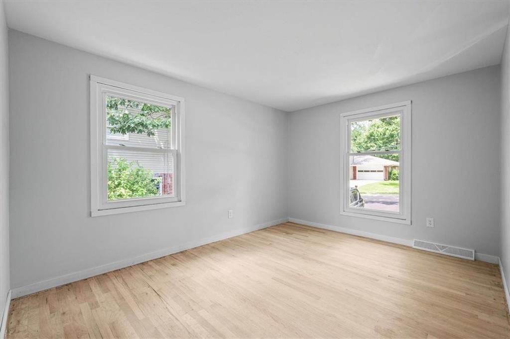 457 Inwood Road Pittsburgh, PA 15237 - Photo 26 of 39 an empty room with windows