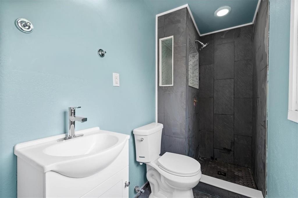 457 Inwood Road Pittsburgh, PA 15237 - Photo 30 of 39 a bathroom with a sink toilet and shower