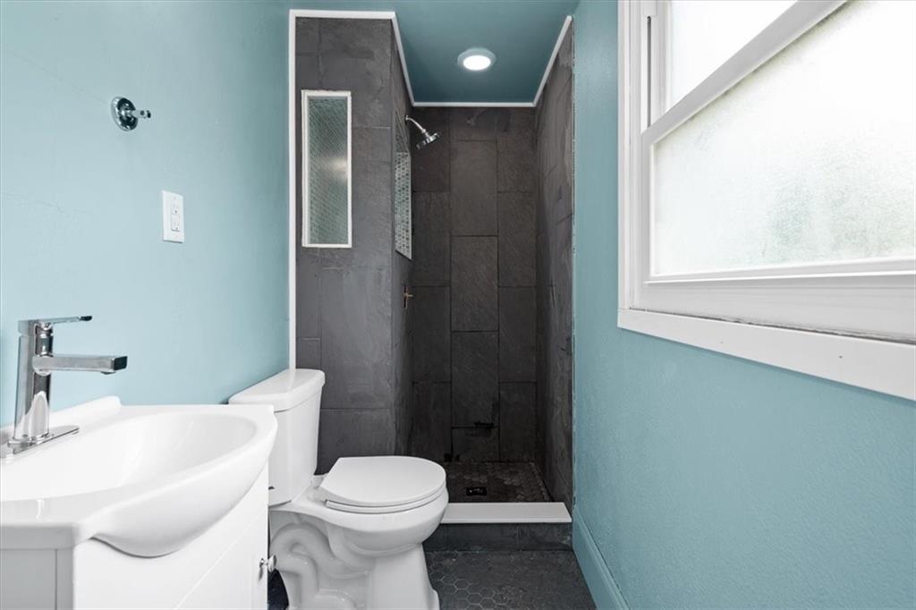 457 Inwood Road Pittsburgh, PA 15237 - Photo 31 of 39 a bathroom with a toilet sink and shower