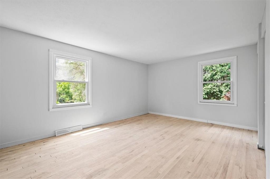 457 Inwood Road Pittsburgh, PA 15237 - Photo 32 of 39 an empty room with a window
