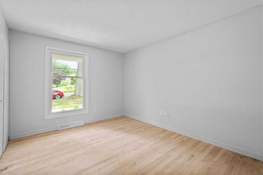457 Inwood Road Pittsburgh, PA 15237 - Photo 33 of 39 an empty room with window