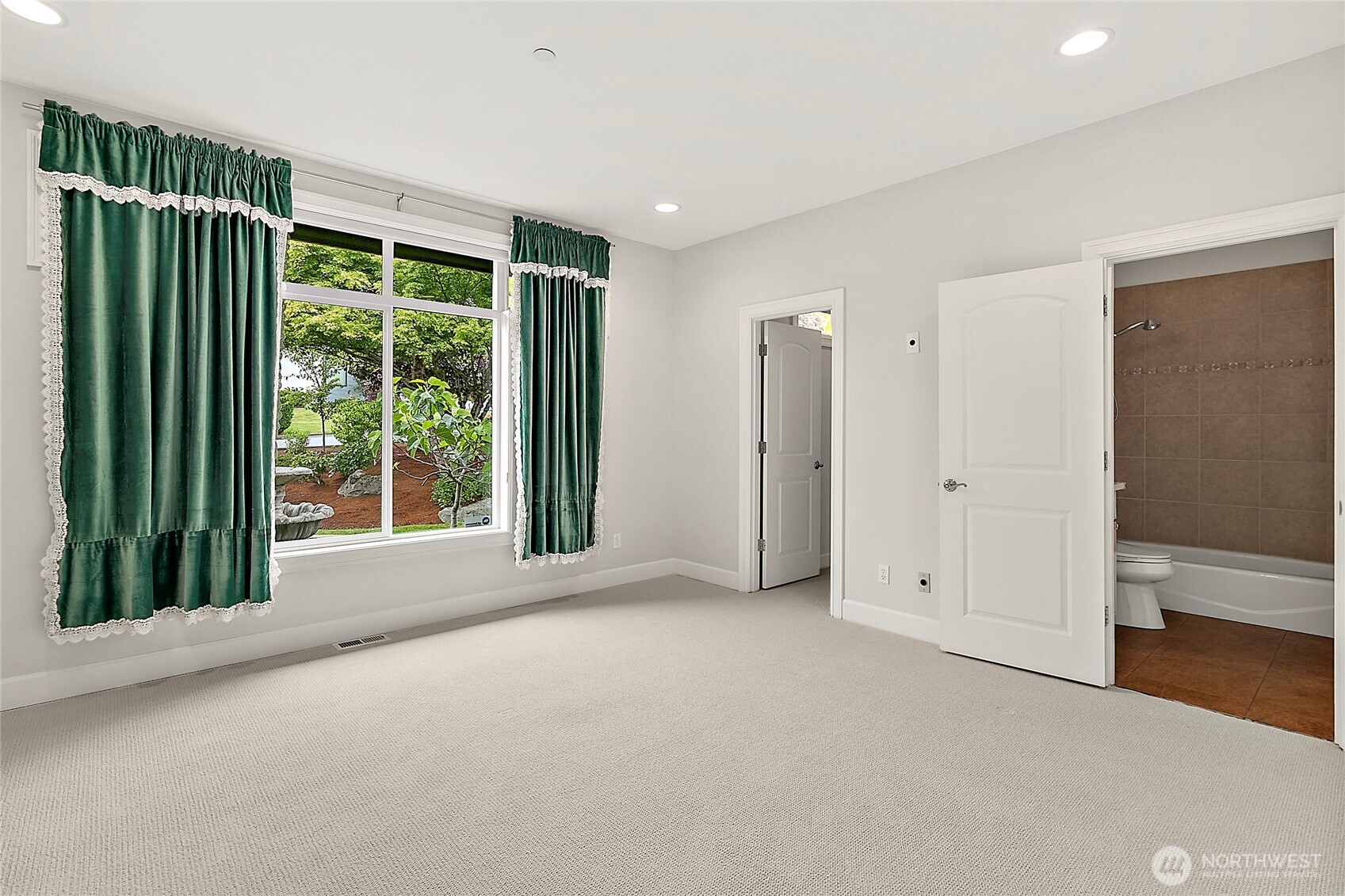 1038 Belfair Road Bellevue, WA 98004 - Photo 29 of 40 Gallery Image 29