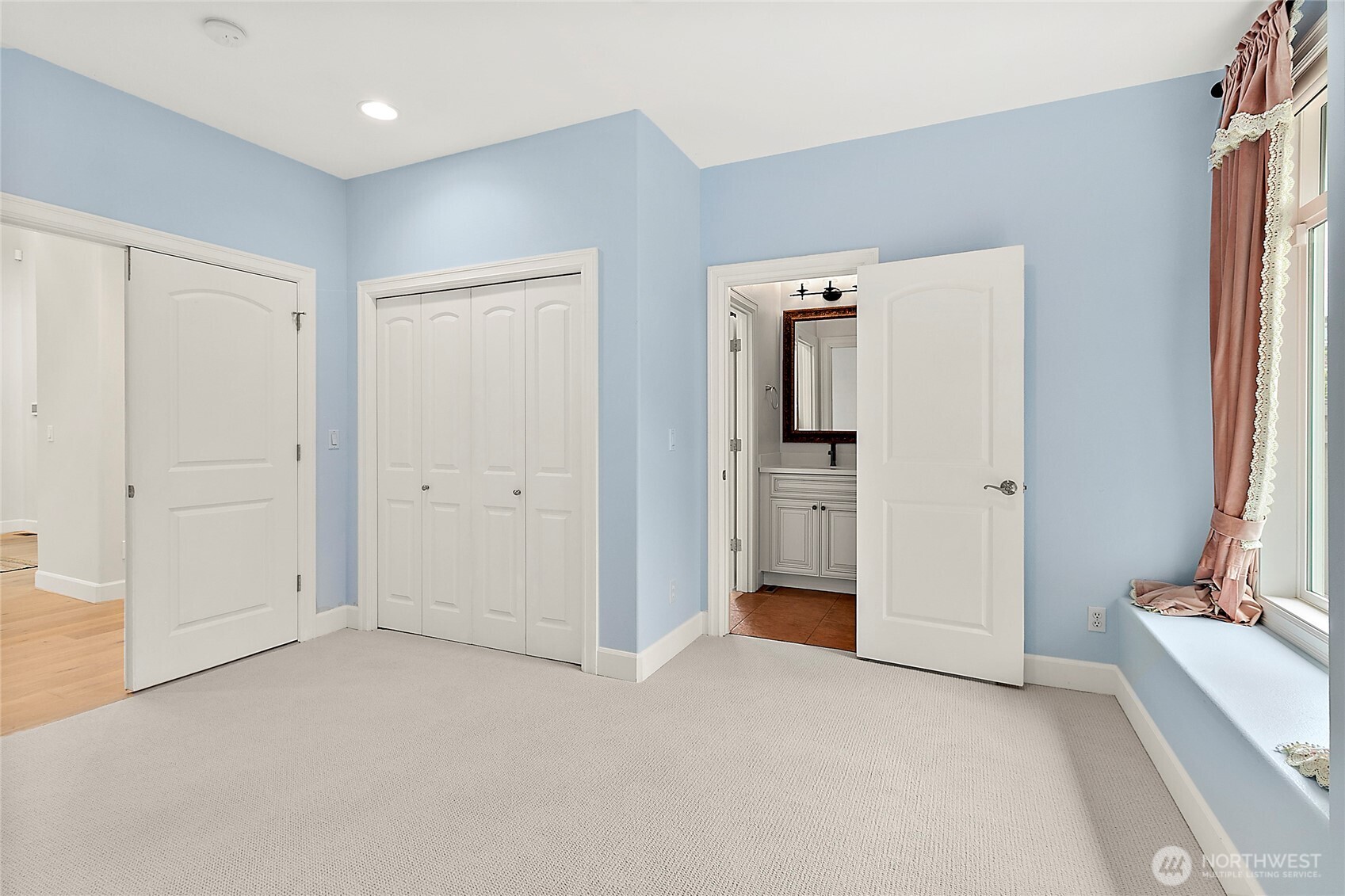 1038 Belfair Road Bellevue, WA 98004 - Photo 30 of 40 Gallery Image 30