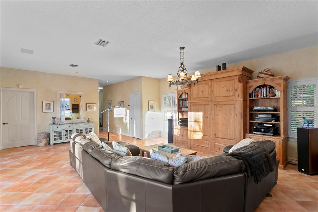 4803 West Woodmere Road Tampa, FL 33609 - Photo 27 of 76