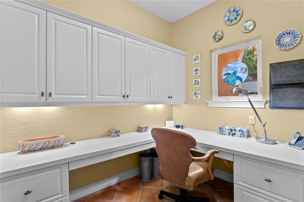 4803 West Woodmere Road Tampa, FL 33609 - Photo 33 of 80 a room with a table and chairs