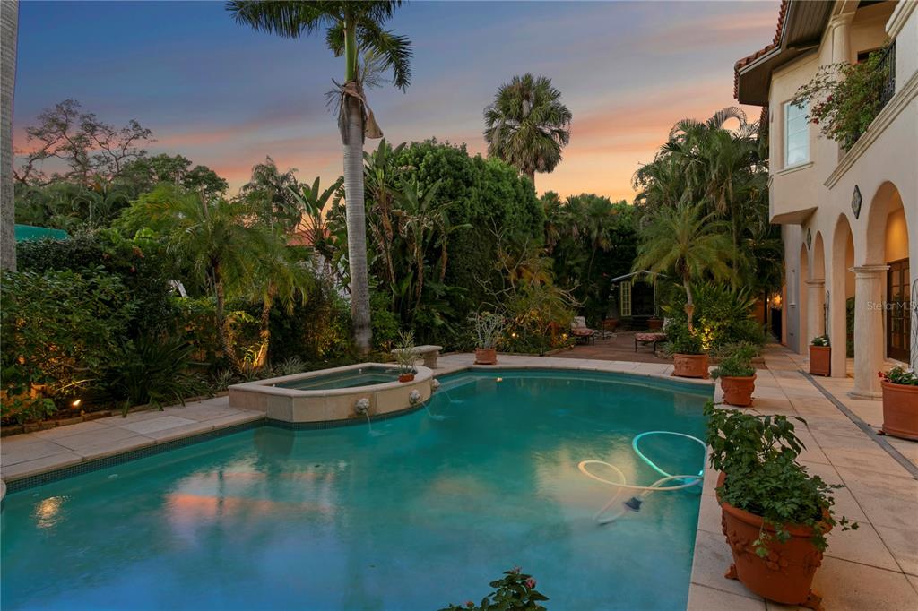4803 West Woodmere Road Tampa, FL 33609 - Photo 78 of 80 a view of a swimming pool with a table and chairs