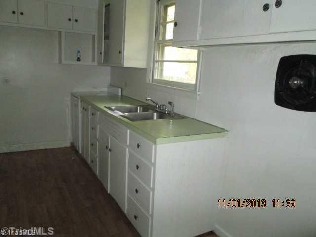 3100 Triangle Lake Road High Point, NC 27260 - Photo 3 of 8 Kitchen.