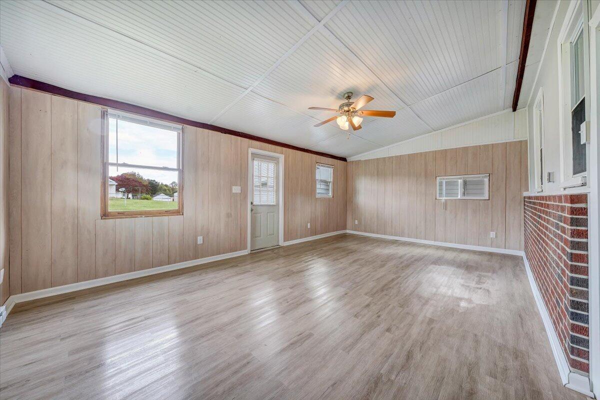 1214 Victory Road Southeast Roanoke, VA 24014 - Photo 10 of 37 Living Room