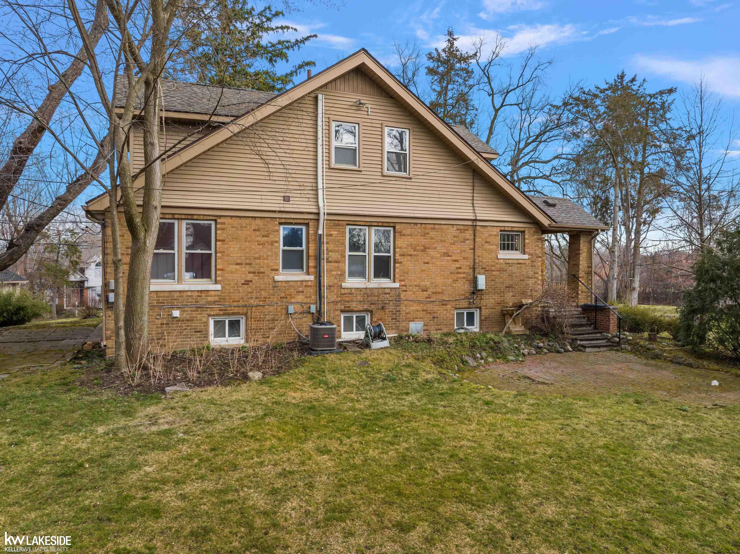 5520 Inkster Road West Bloomfield, MI 48323 - Photo 33 of 69 50136189-f2f38f5d-0e29-413f-9c78-f7e9f7f7ce24.JPG