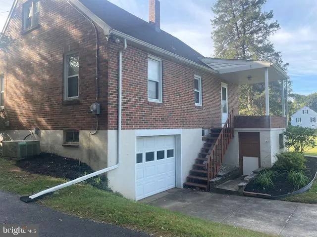 a front view of house with yard