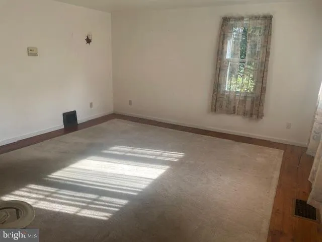 a view of empty room with window