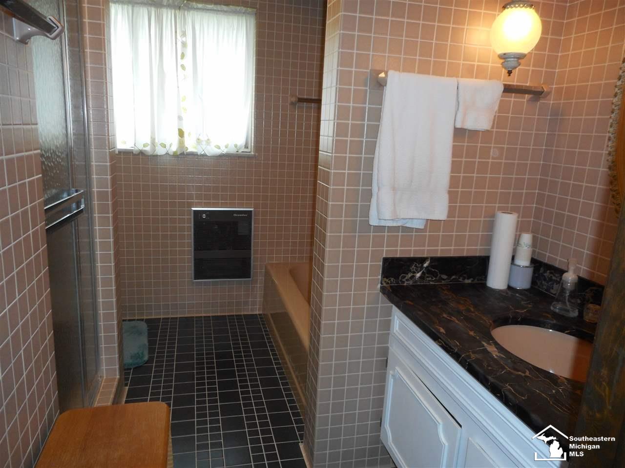 26855 Pennsylvania Road Romulus, MI 48174 - Photo 17 of 35