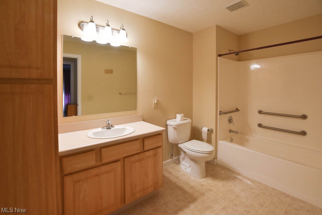 4703 Hills And Dales Road Northwest, Unit 207 Canton, OH 44708 - Photo 17 of 26 Full Bathroom
