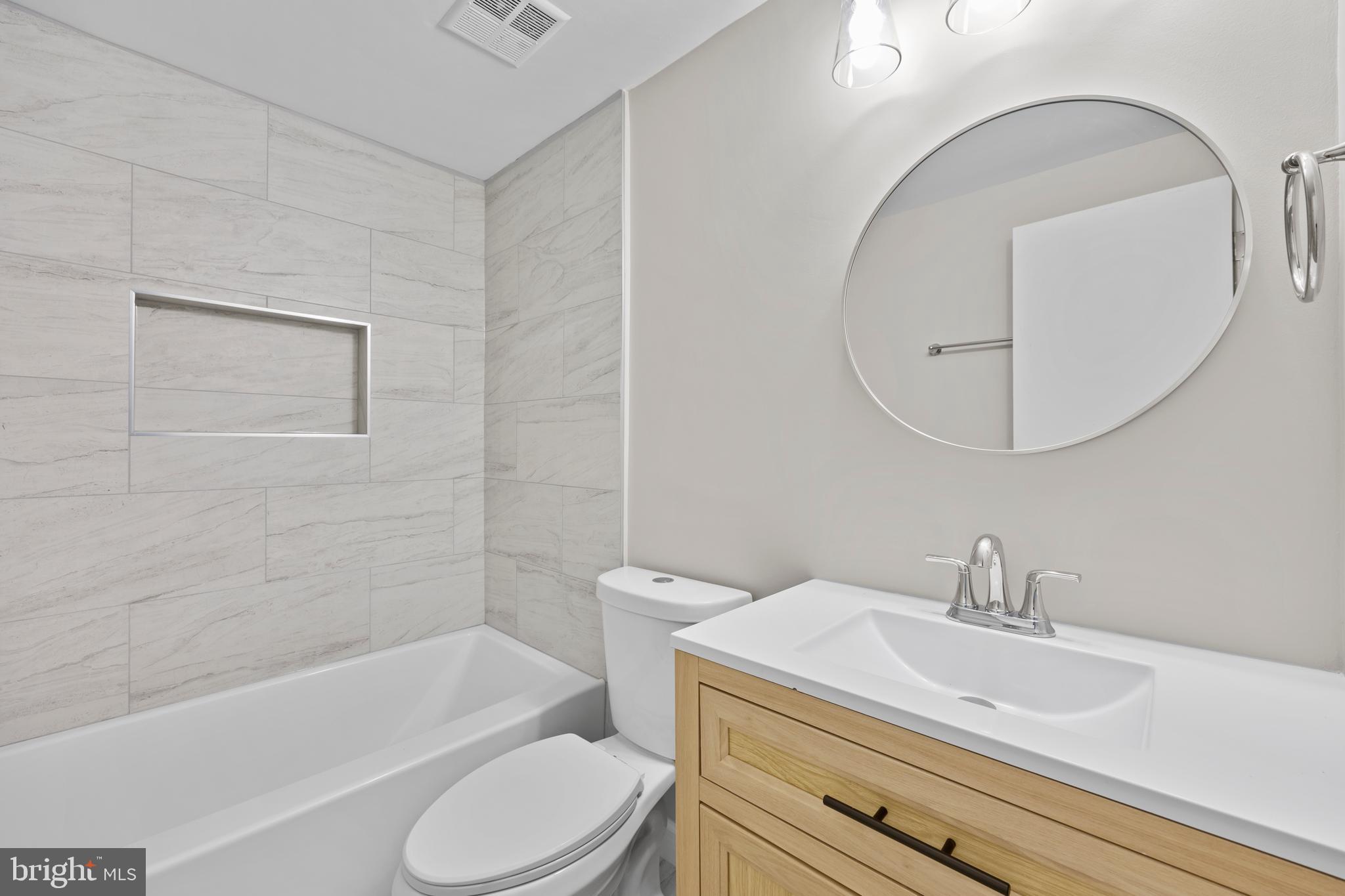 8705 Ferrysburg Way Gaithersburg, MD 20886 - Photo 31 of 38 3rd level full bathoom