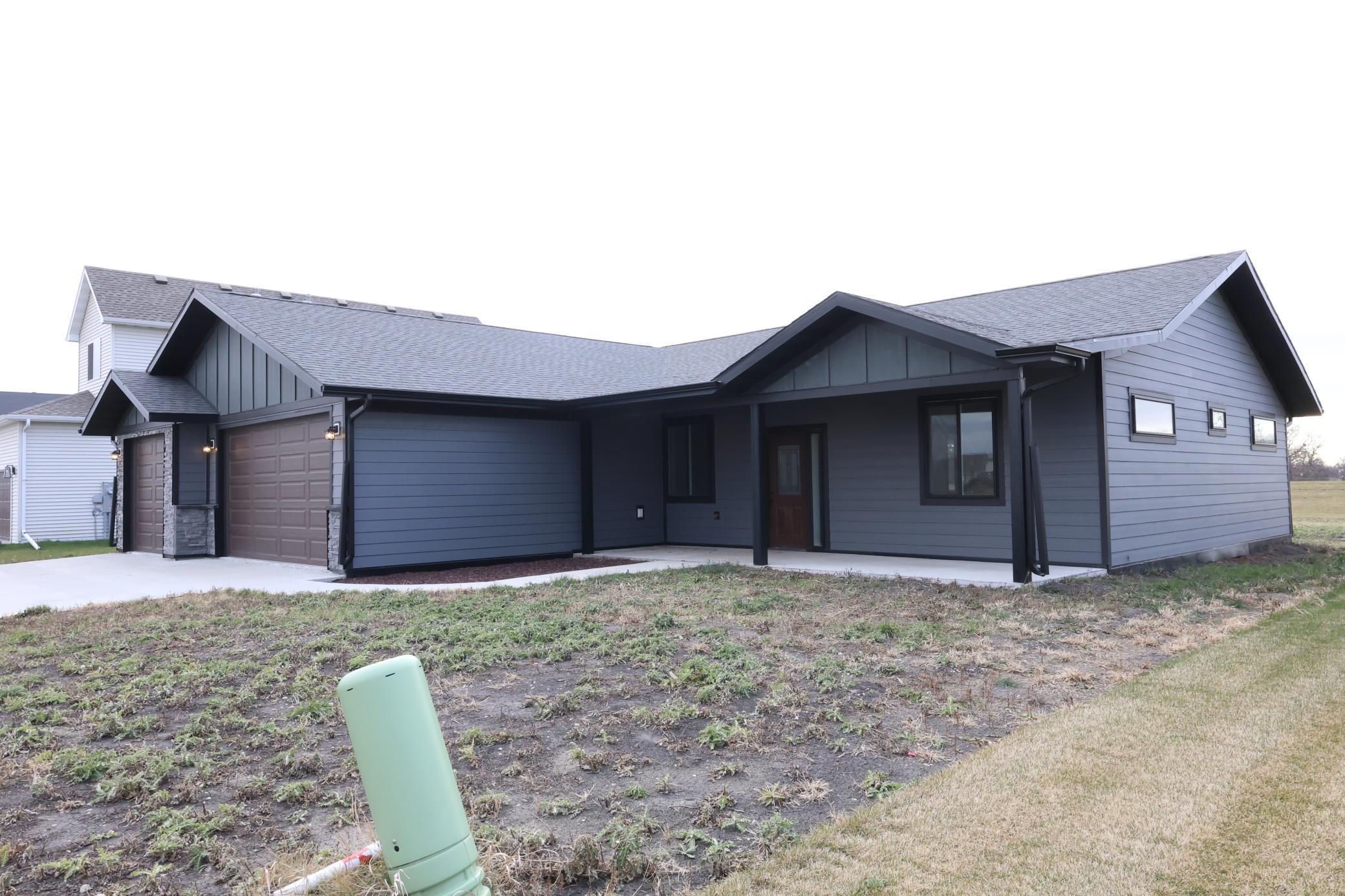 4712 Hampton Loop South Moorhead, MN 56560 - Photo 2 of 19