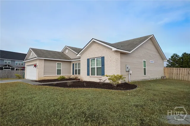 $2,400 | 142 Cumberland Way, Savannah, GA 31407