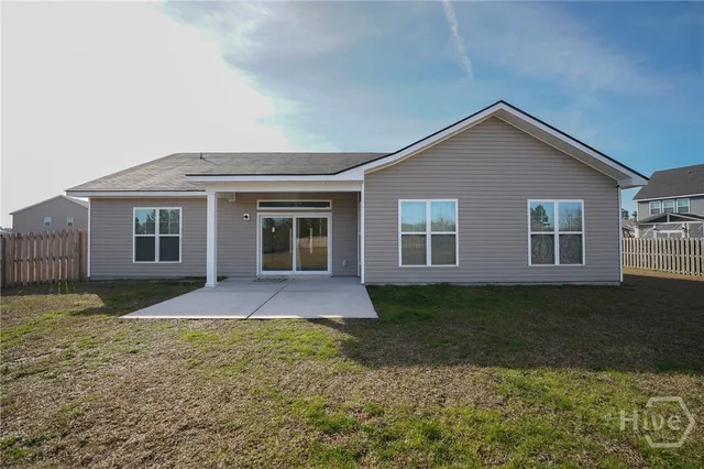 $2,400 | 142 Cumberland Way, Savannah, GA 31407