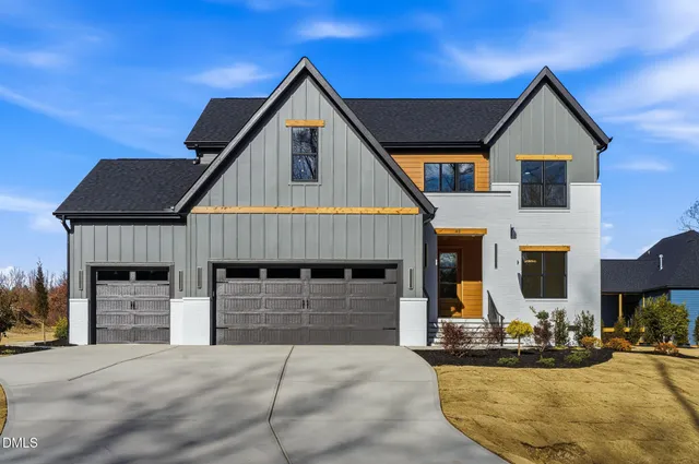 a view of entryway with a front door