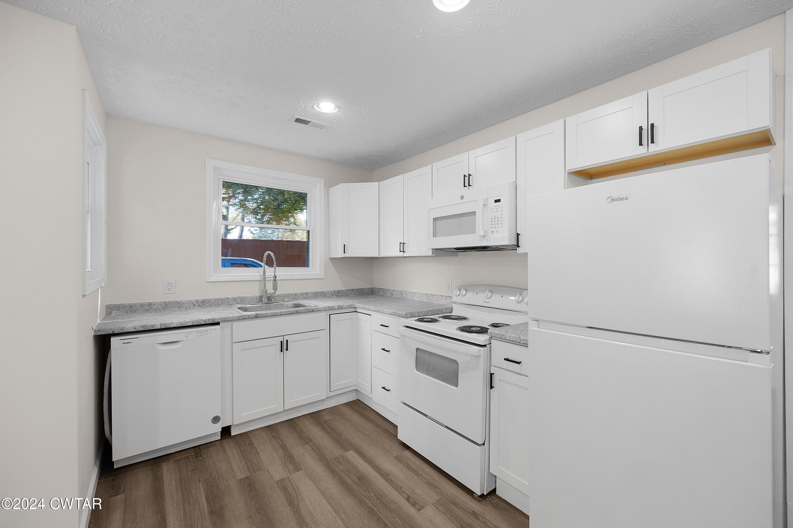 309 West Knox Street Rutherford, TN 38369 - Photo 8 of 16 a kitchen with appliances a sink and cabinets