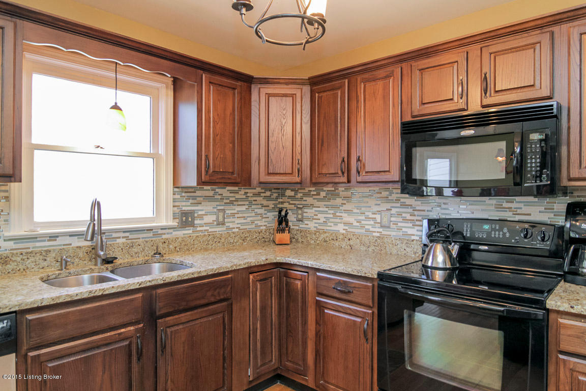 19 Anchorage Pointe Anchorage, KY 40223 - Photo 11 of 33 0031