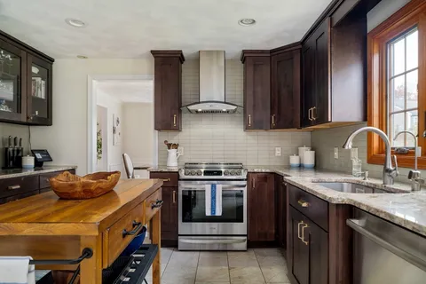 $1,095,000 | 6 Castle Clare Circle, Wakefield, MA 01880