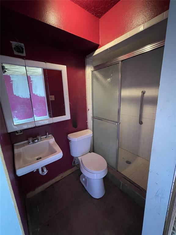 202 Spur Ranch Road Trinidad, TX 75163 - Photo 14 of 20 a bathroom with a sink toilet and shower