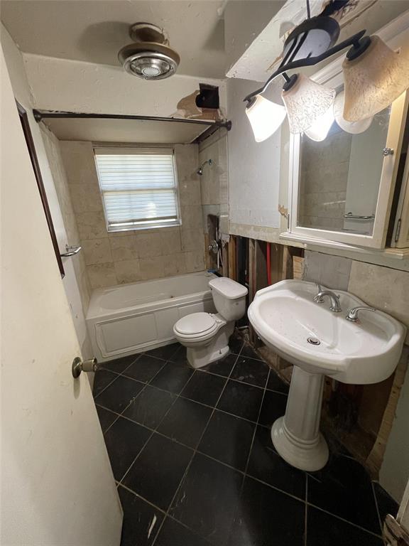 202 Spur Ranch Road Trinidad, TX 75163 - Photo 17 of 20 a bathroom with a sink mirror vanity and toilet