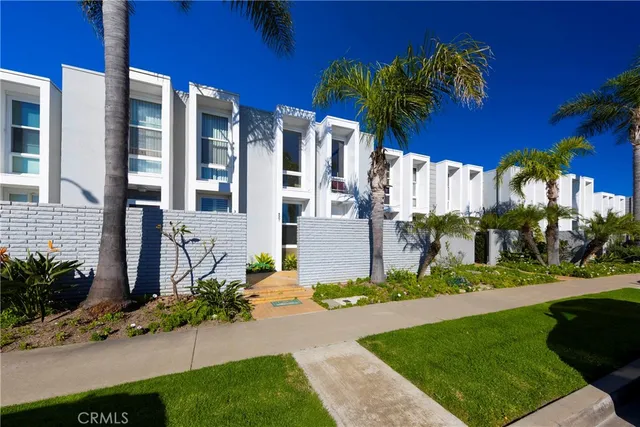 $1,095,000 | 4001 Warner Avenue, Huntington Beach, CA 92649