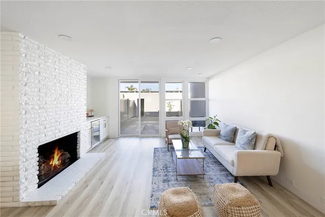 $1,095,000 | 4001 Warner Avenue, Huntington Beach, CA 92649