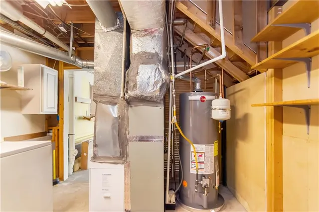 a view of entryway and kitchen