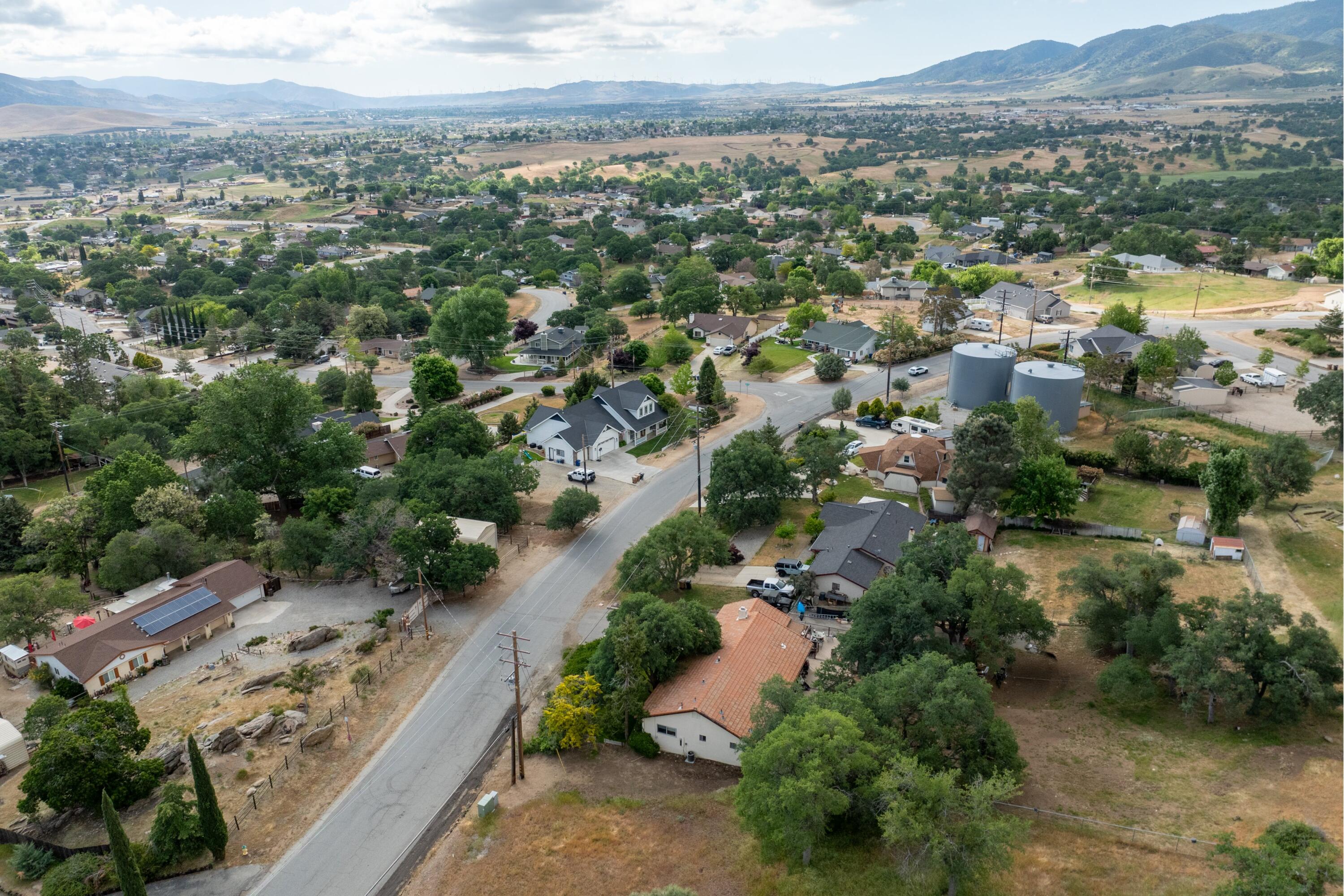 22217 Valley Vista Drive Tehachapi, CA 93561 - Photo 15 of 17 an aerial view of a city