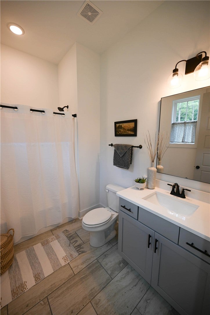 2865 Pear Tree Road Auburn, AL 36879 - Photo 24 of 49 Private en suite of main level guest bed.