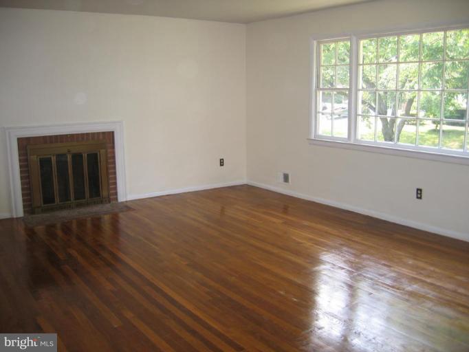 12823 Teaberry Road Silver Spring, MD 20906 - Photo 3 of 13 Living Room