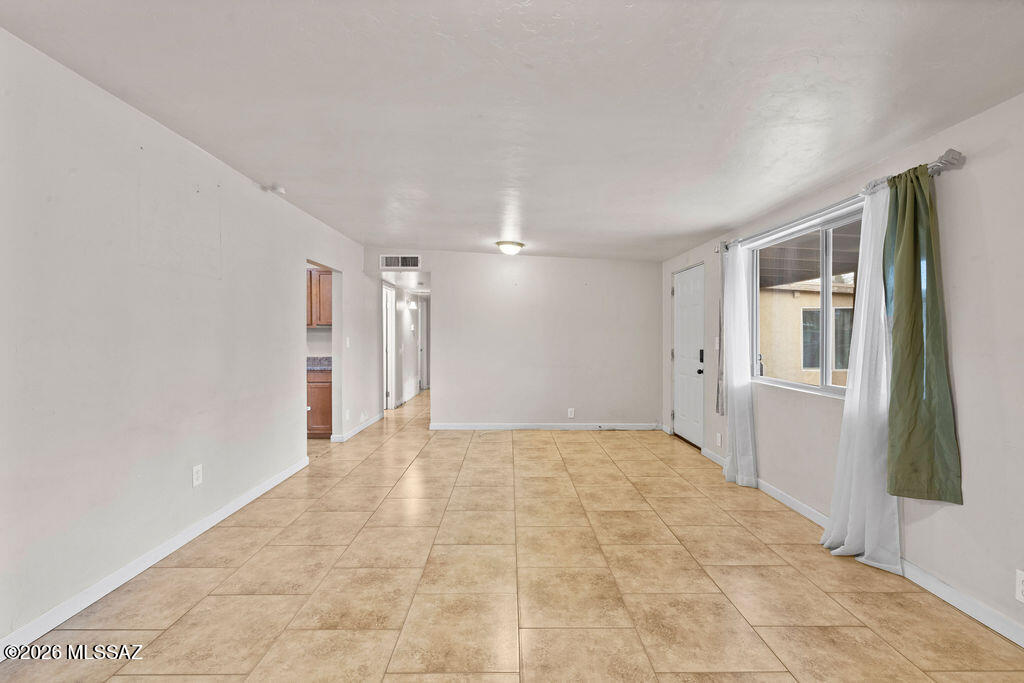 1301 West Kleindale Road Tucson, AZ 85705 - Photo 10 of 27 a view of an empty room