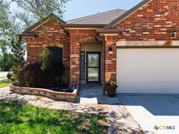 a view of a entrance gate of the house