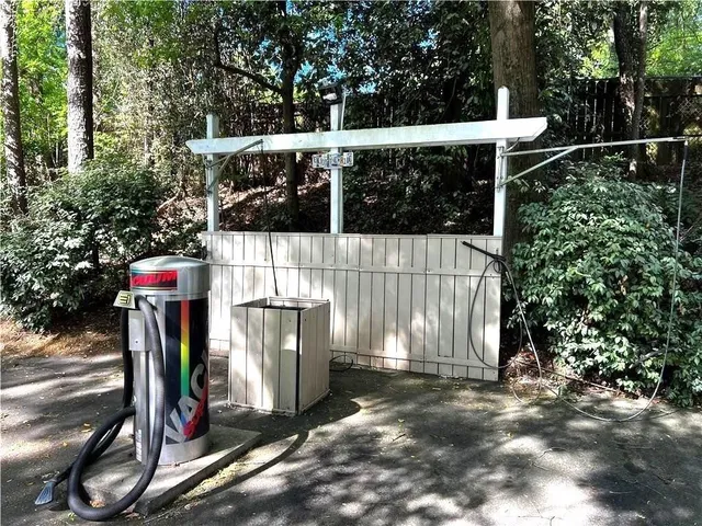 a view of a backyard